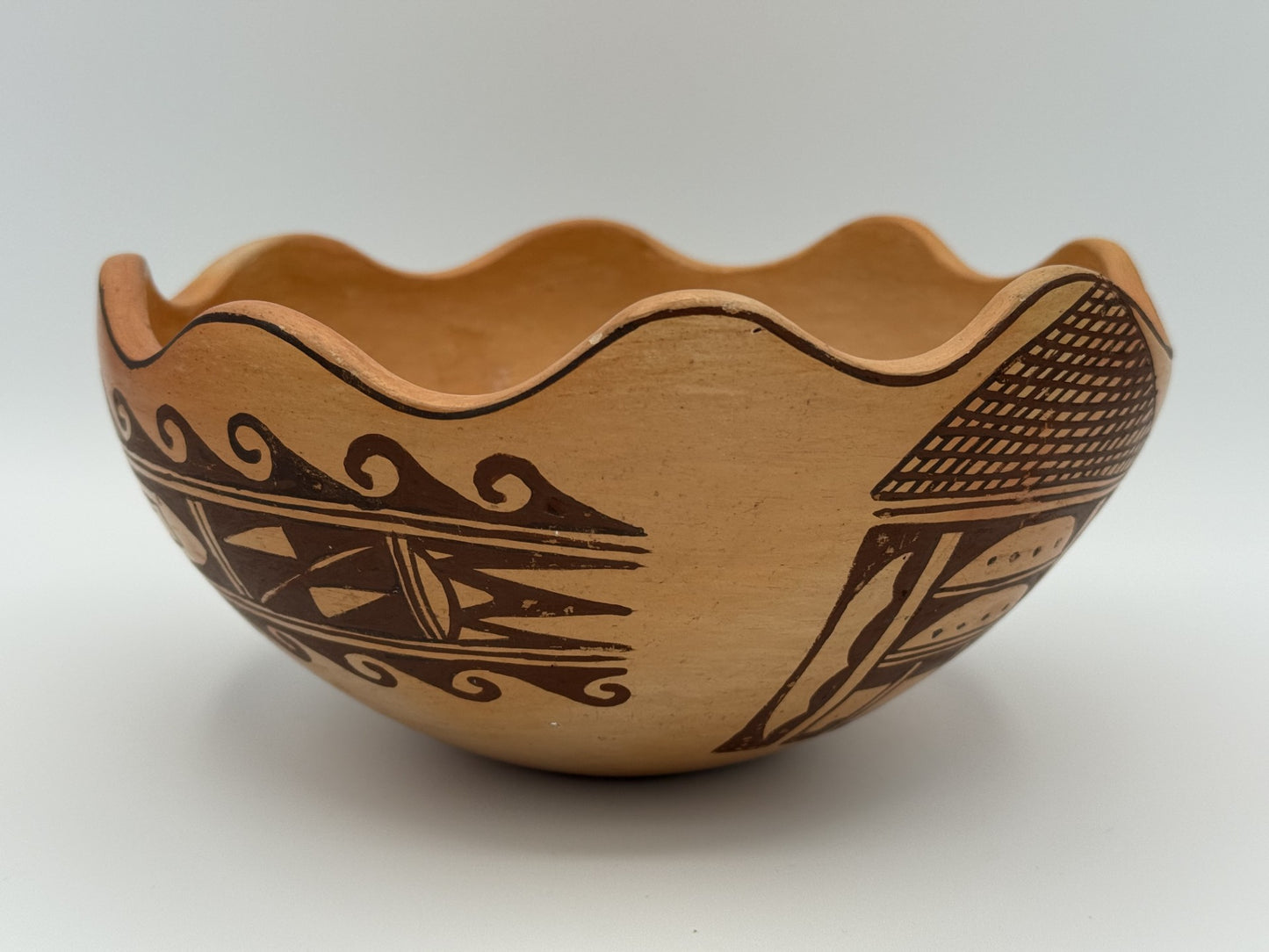 1980s HOPI hand formed ceramics with rare wavy trim design